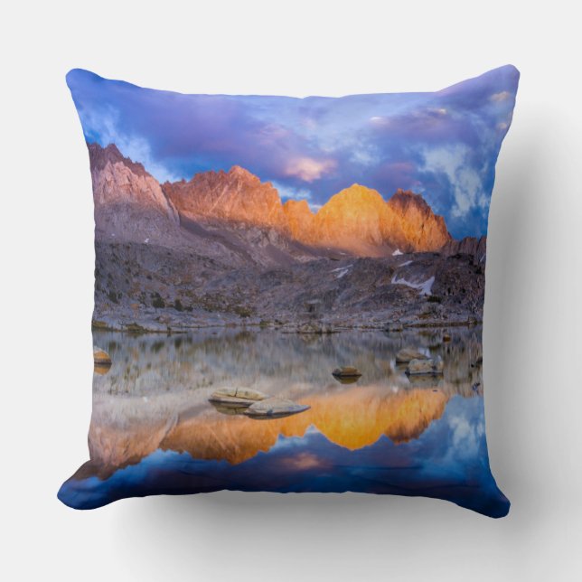 Mountain reflection, California Throw Pillow (Front)
