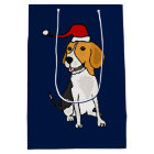 Beagle d'amusement dans le sac de cadeau de Noël