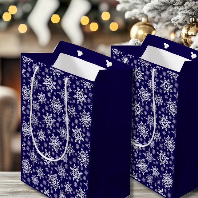 Moyen Sac cadeau bleu Snowflake (Snowflake Blue Gift Bag.
Versatile blue and white winter pattern.)
