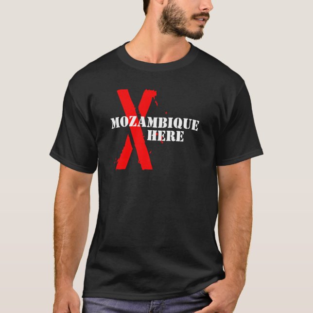 Mozambique : Un T-shirt noir (Devant)