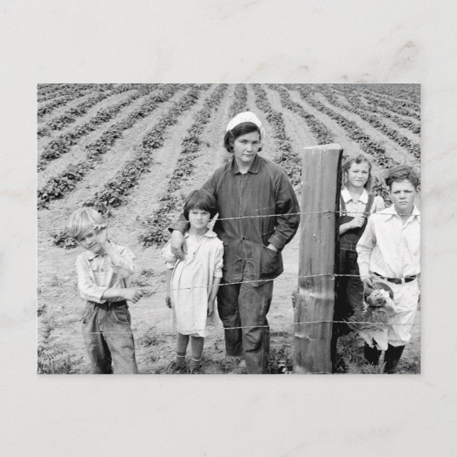 Mrs. Arnold and kids – 1939. Postcard (Front)
