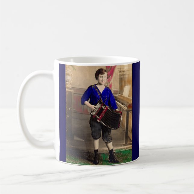 Mug 1920 jeune accordéoniste RPPC (Gauche)