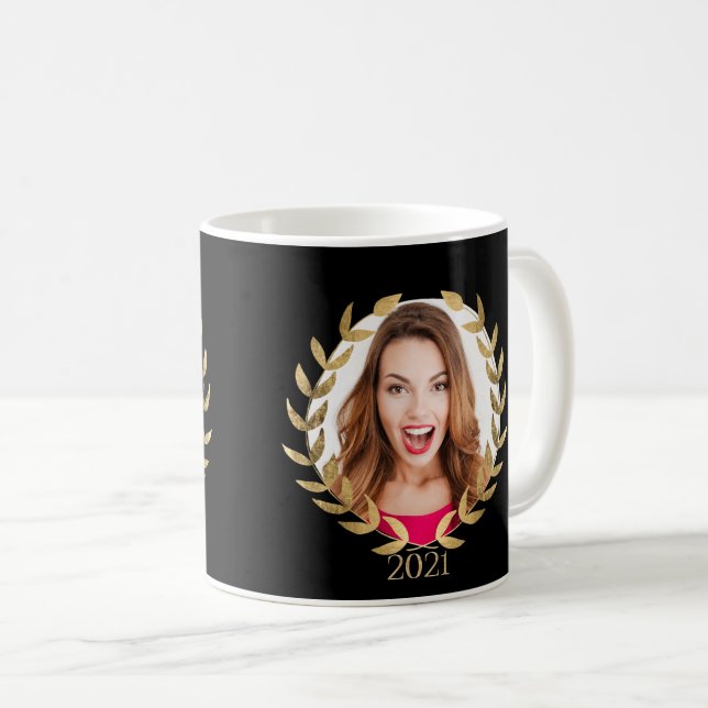 Mug 2021 Graduate Elegant Black Gold Photo Script Nom (Devant droit)