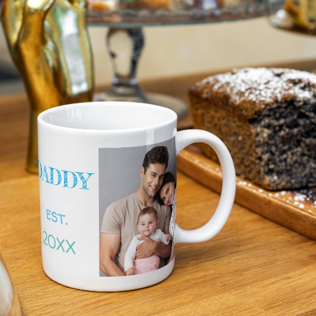 Mug 2 Photo Daddy Est Date Couleur Polices Typographie (Easily personalize this Daddy Est. mug with your photos and year for a unique Father's Day gift)