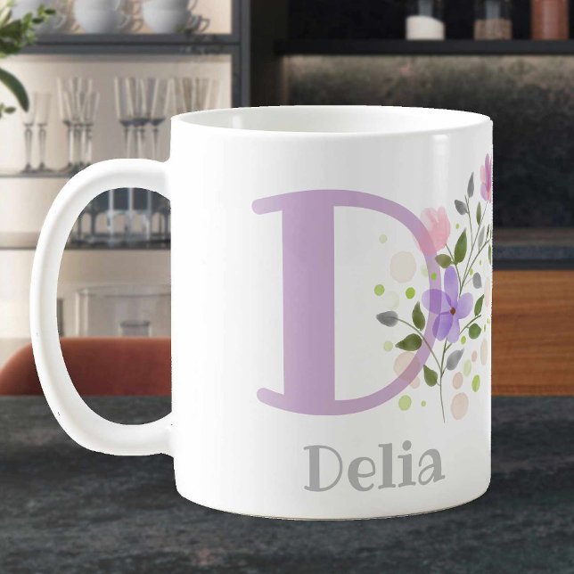 Mug à café floral personnalisé avec le nom Delia. (Créateur téléchargé)