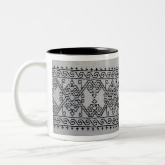 Mug à deux tons avec broderie blackwork