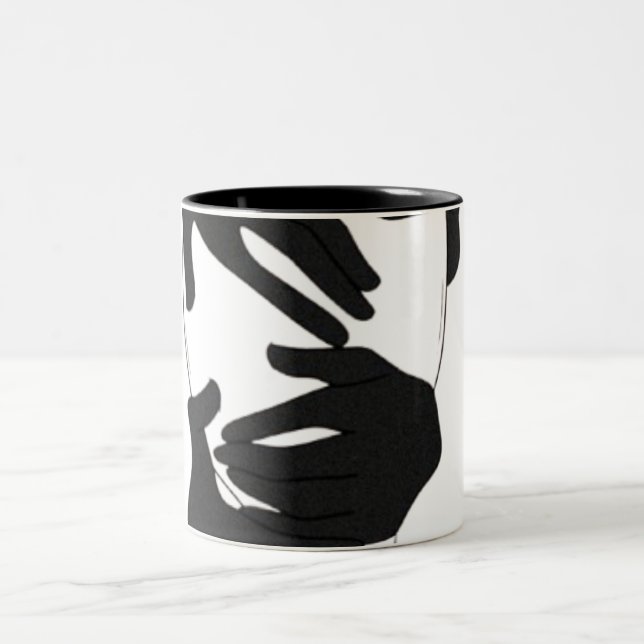 Mug à mains en noir et blanc abstrait (Centre)