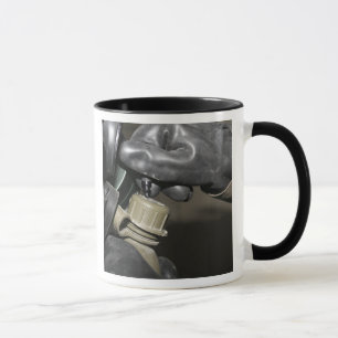 Mug A Marine insère un tube à boire dans sa cante