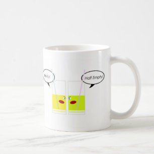 Mug À moitié plein en verre contre à moitié vide en