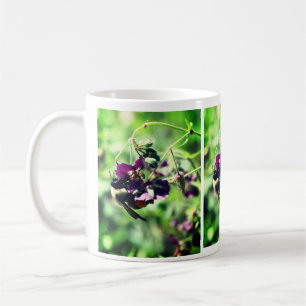 Mug Abeille Avec Pollen Sur Fleur