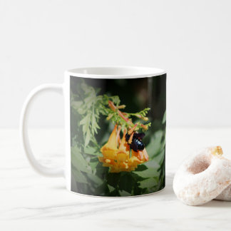 Mug Abeille noire sur la fleur de vigne de la trompett