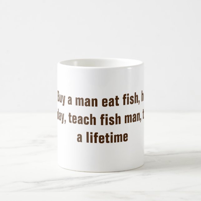 Mug Acheter un homme manger du poisson T-shirt (Centre)