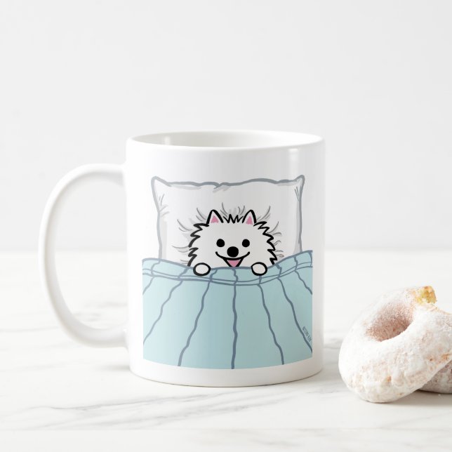 Mug Adorable Chien Poméranien blanc couché dans un lit (Avec donut)
