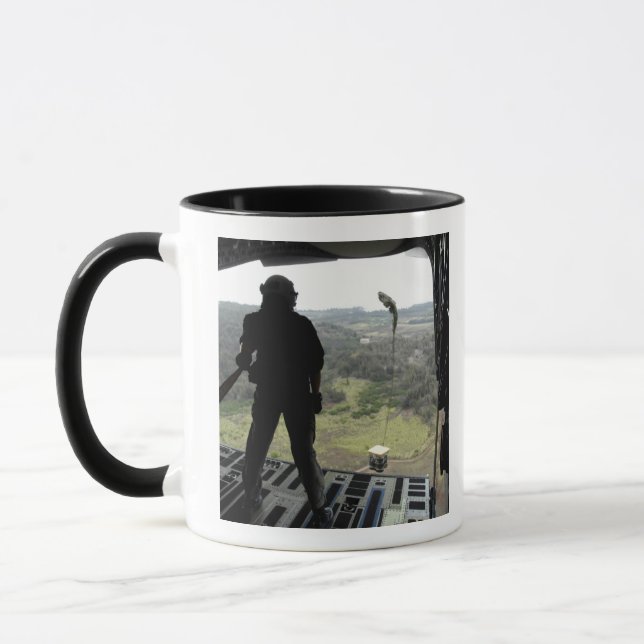 Mug Airman regarde une chute d'entraînement (Gauche)