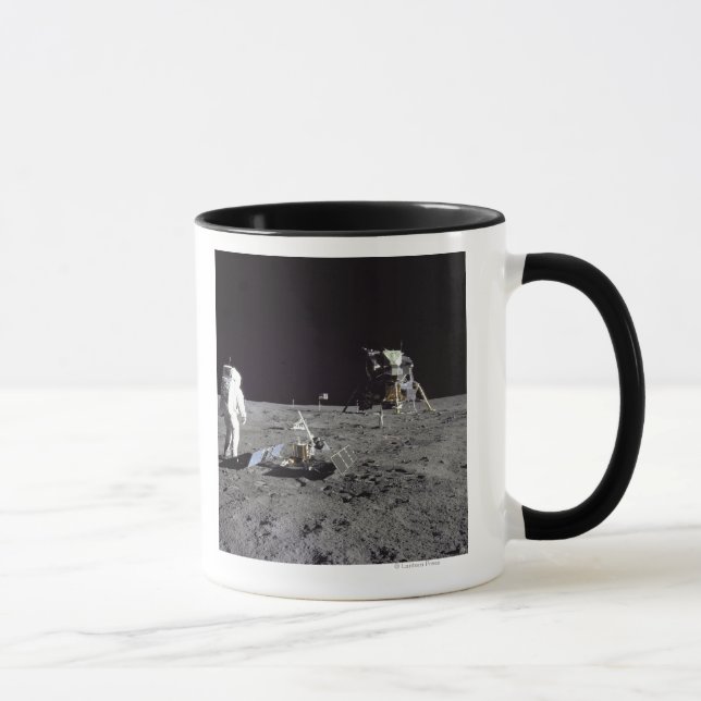 Mug Aldrin revient sur la base de tranquillité (Droite)