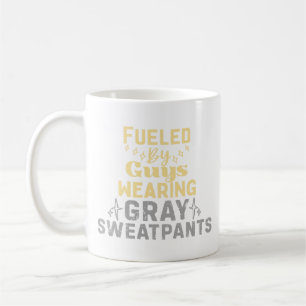 Mug Alimenté par des gars portant des sweatpants gris
