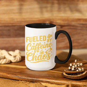 Mug Alimenté par la caféine et le chaos Drôle et sarca