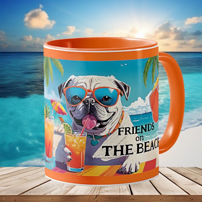 Mug Amis amusants chiens été plage (Mug featuring a collage of two dogs having a drink on a sunny summer beach. Great for a dog lover.)