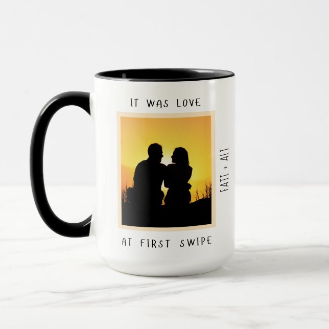 Mug Amour à First Swipe Couple Valentine en ligne (Gauche)