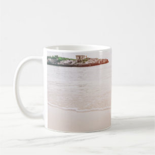 Mug Ananas sur le sable près de la plage