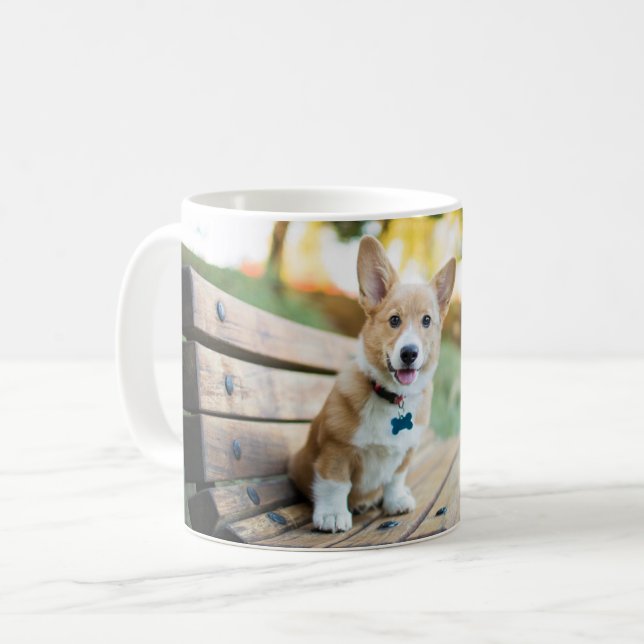Mug Animaux de bébés cutest | Corgi Puppy sur un banc  (Devant gauche)