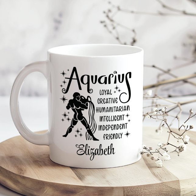 Mug Aquarius Zodiac Horoscope Nom personnalisé (Aquarius Zodiac Horoscope Custom Name Coffee Mug on a sunny boho wooden kitchen table)