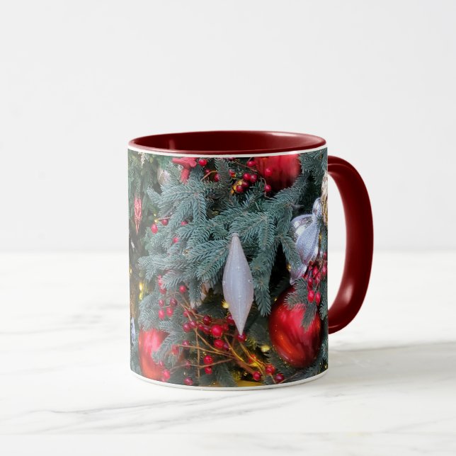 Mug Arbre de Noël aux jouets rouges et dorés. (Devant droit)