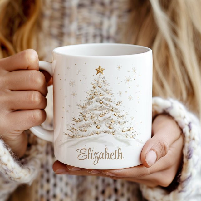 Mug Arbre de Noël en or et blanc avec nom (Gold and White Christmas Tree with Name Coffee Mug in a girl's hand.)