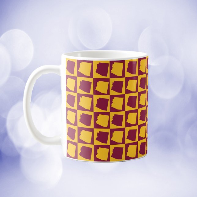 Mug Arizona state checkerboard maroon and gold pattern (A mug with a maroon and gold pattern featuring the US state of Arizona.)
