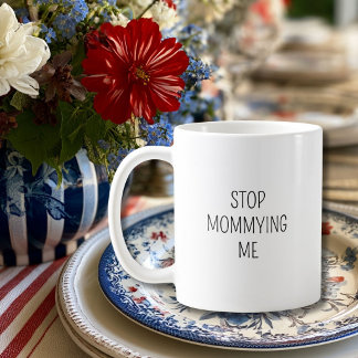 Mug Arrête de me materner Typographie simple Anniversa