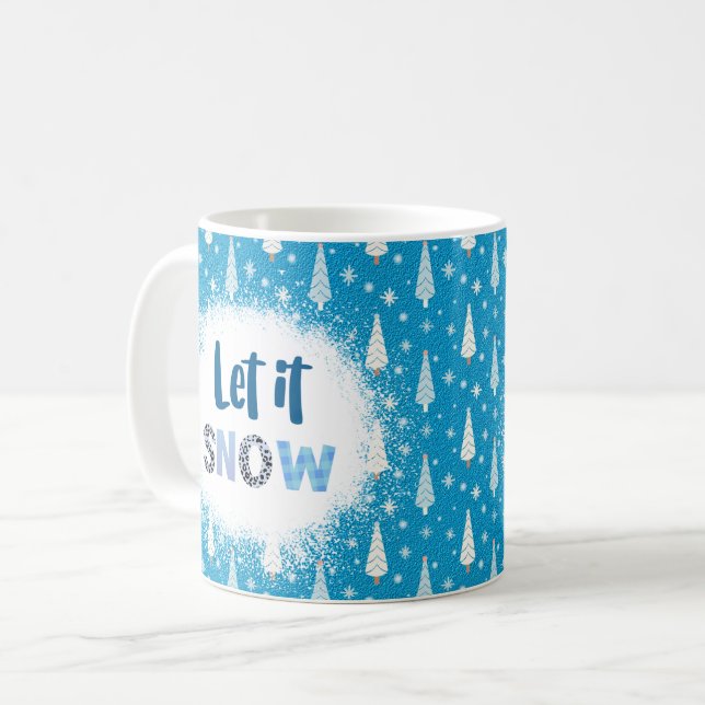 Mug Arrière - plan Bleu Avec Arbres et 'Laisse-le neig (Devant gauche)