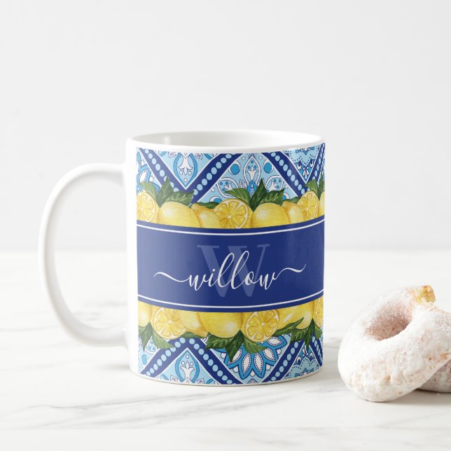 Mug Arrière-plan en carreaux bleu citron Nom Monogramm (Avec donut)
