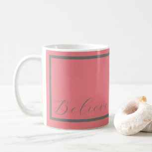 Mug arrière - plan rose de script gris 'Believe'