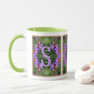 Mug Art personnalisé de papillon de monogramme initial