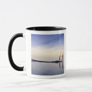 Mug Asie, Birmanie, (Myanmar) Bateau de pêche reflété