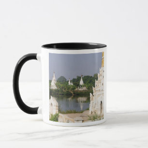 Mug Asie, Myanmar (Birmanie), Mandalay. Un bouddhiste