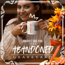 Au milieu du brouillard dans un cimetière abandonn