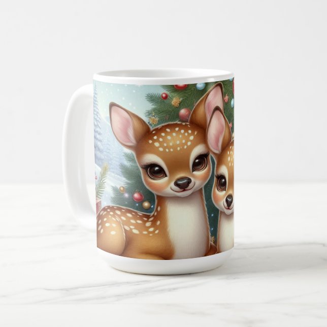 Mug Baby Deer au milieu d'un arbre de Noël festif (Devant gauche)