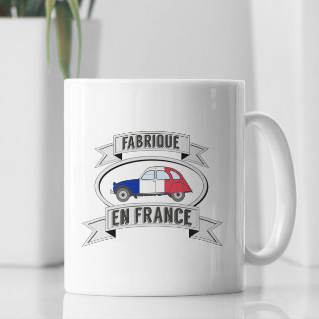 Mug Badge Oldtimer 2cv fabrique en France (2CV Mug in Black with a Red White Blue Deux Chevaux Illustration)