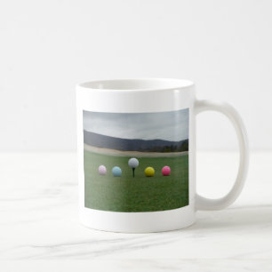 Mug Ballons de golf aux couleurs vives sur une montagn