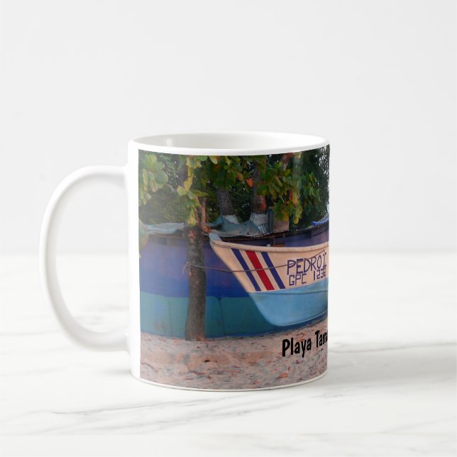 Mug Bateau de pêche sur la plage de Tamarindo, Costa R (Gauche)