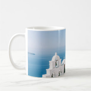 Mug Bâtiment en béton blanc près du plan d'eau dans 