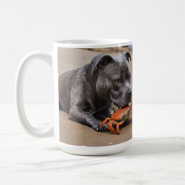 Mug "Beachside Pals : A Staffy and its Crab Companion" (Gauche)