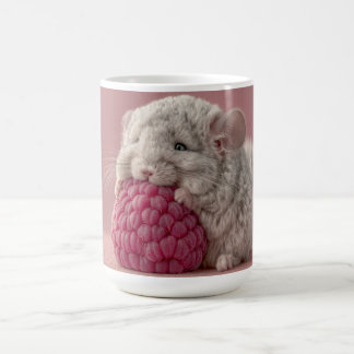 Mug Bébé chinchilla adorable serrant un framboise géan