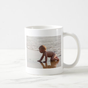 Mug Bébé jouant dans le sable sur la plage