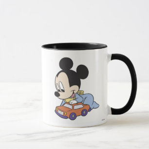 Mug Bébé Mickey Mouse jouant avec une voiture jouet
