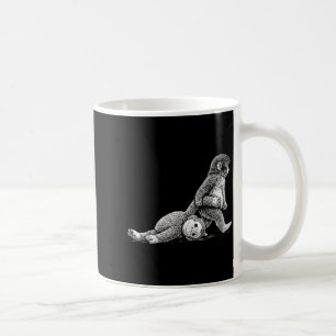 Mug Bébé singe mignon serrant une poupée en peluche jo