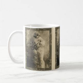 Mug Belle dame victorienne avec des fleurs coupées