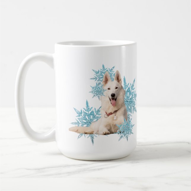 Mug Berger allemand blanc posé dans les flocons de nei (Gauche)