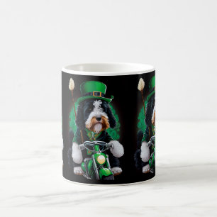 Mug Bernedoodle Chien conduisant vélo St. Patrick's Da